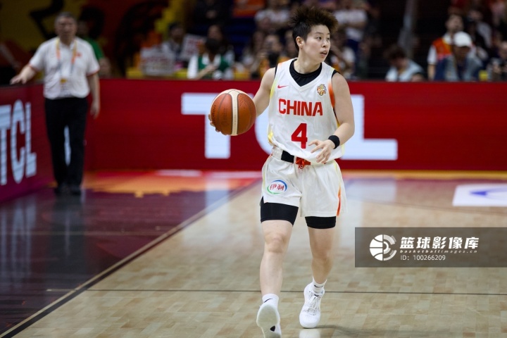 媒体人：李缘6月底出现腰椎退变、椎间盘突出症 她靠吃止疼药坚持